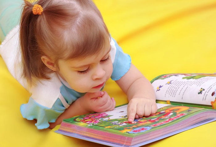 Девушка рассматривает книгу
