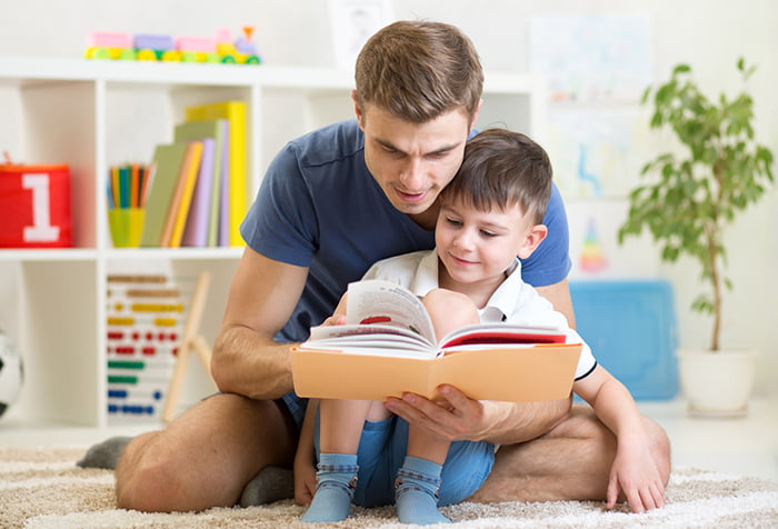 Папа и сын читают книгу